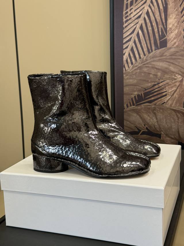 Maisonmargiela welds the Tabi ankle boots to your feet. Fall and winter are alwa