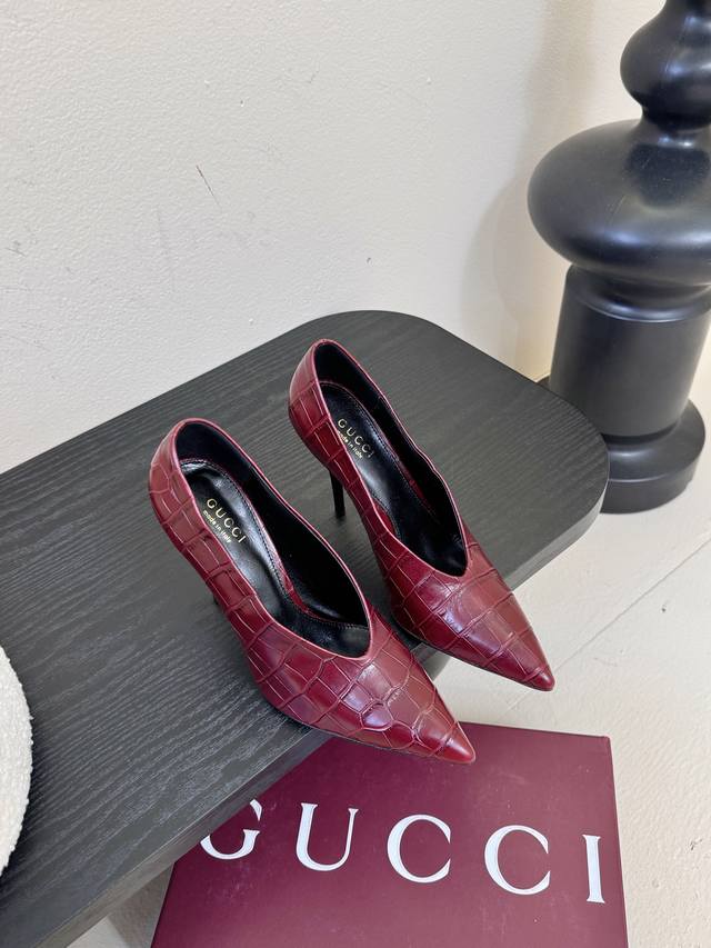 Gucc*25Ss pointed-toe high heels. Minimalist style, retro and sophisticated! Sim