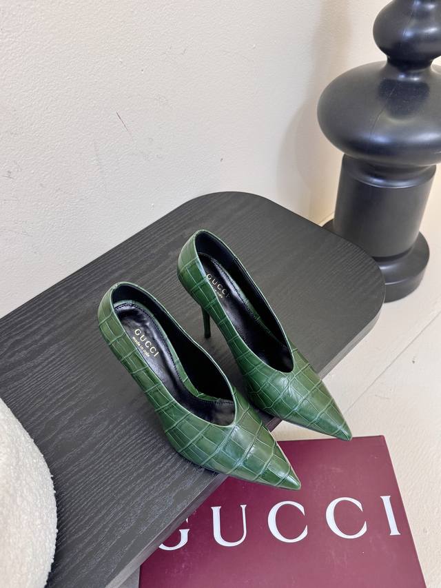 Gucc*25Ss pointed-toe high heels. Minimalist style, retro and sophisticated! Sim