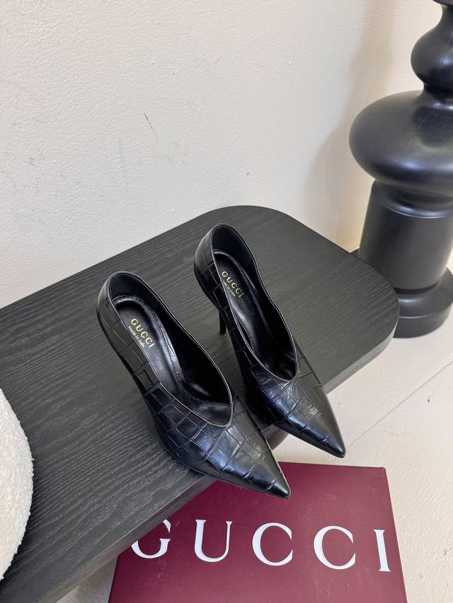 Gucc*25Ss pointed-toe high heels. Minimalist style, retro and sophisticated! Sim