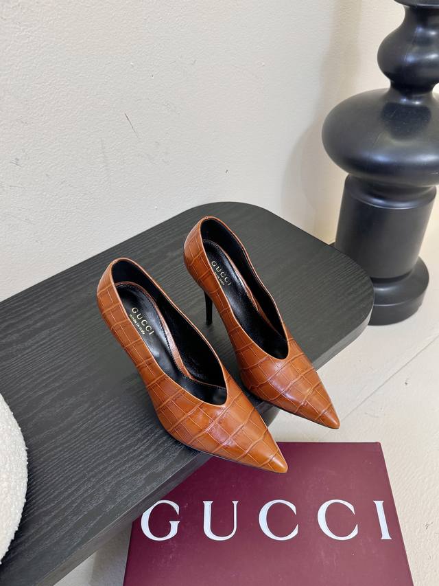 Gucc*25Ss pointed-toe high heels. Minimalist style, retro and sophisticated! Sim
