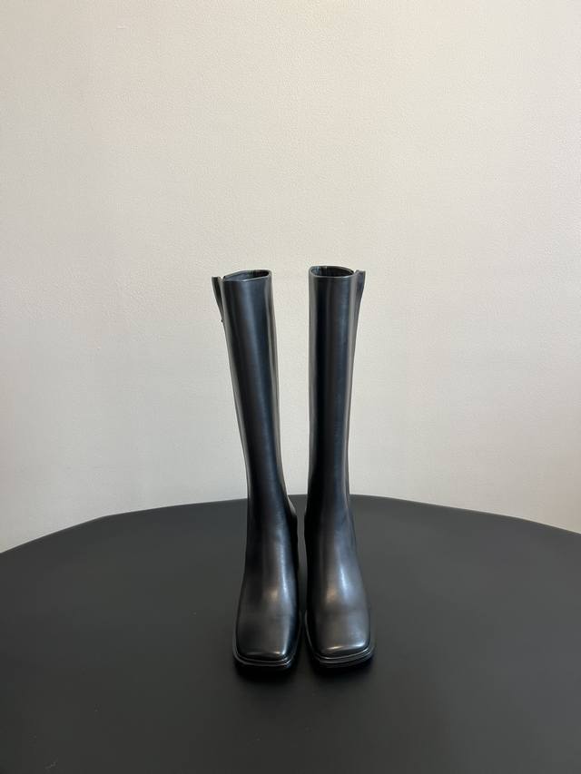 The Row's new autumn and winter square-toed boots . The Row has never failed to