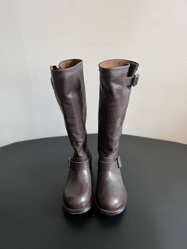 prad* 25Ss Prada Retro Knight Boots are made of top-grain cowhide, which has a d