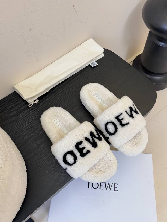 Loewe's wool slipper series is the main attraction of the runway. New products a