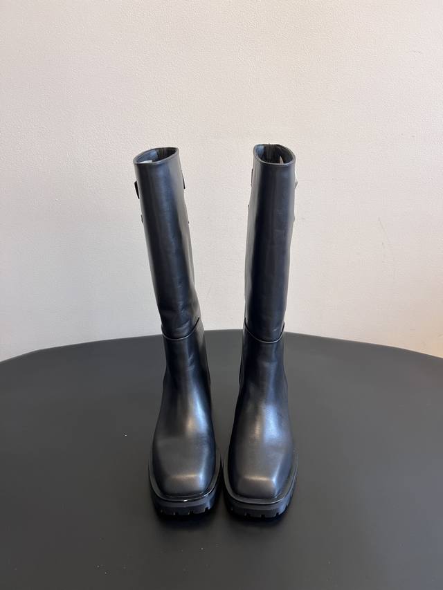 Jimmy Cho* 25Ss Black Metal Buckle Leather Boots . Crafted from premium cowhide