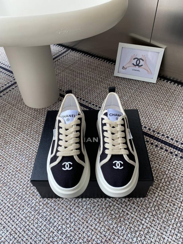 Chanel 25C new sports casual shoes . A versatile white shoe style that can't g