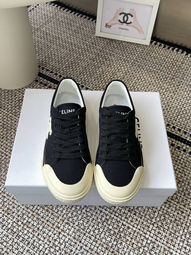 Agent-level Celine Celine Runner Cr-03 sneakers with the Celine logo on the tong