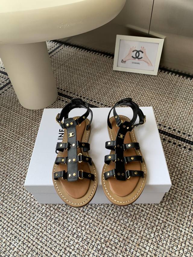 Celine's new summer Roman sandals are retro yet stylish, maintaining their peak