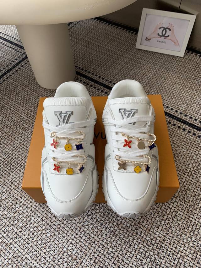 The top-tier men's edition, accessories 60, is available first. Louis Vuitton Ru