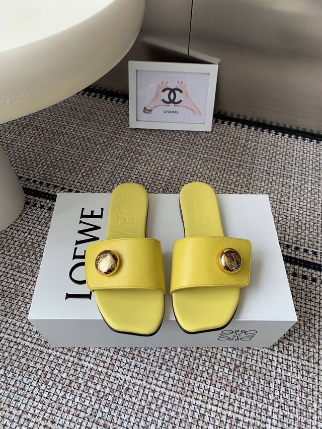Loewe's new 25Ss retro-inspired flat beach slippers are a hot item on Xiaohongsh