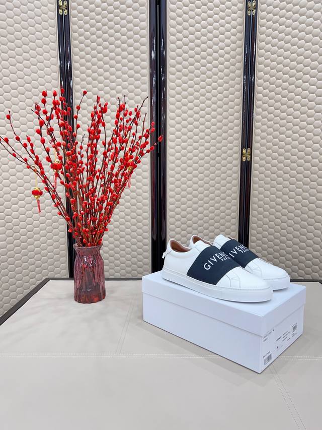 Certified white sneakers , featuring a silver metal buckle with a logo on the