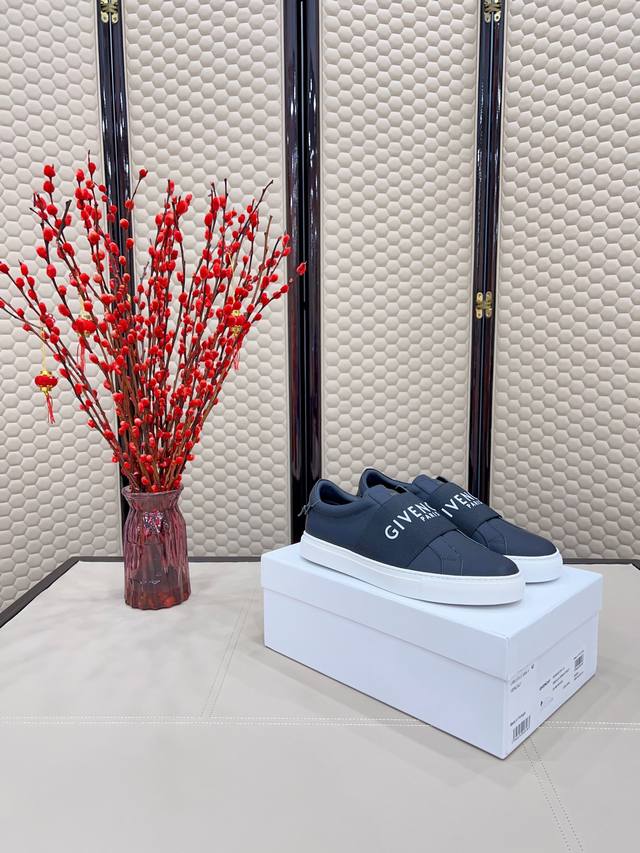 Certified white sneakers , featuring a silver metal buckle with a logo on the