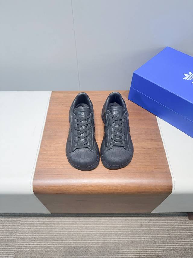 adida* co-branded Avavav 25Ss shell-toe skateboard shoes . Unlike the last coll