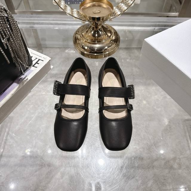 Factory Dior's new autumn/winter square-toed shoes with original molded hardwar