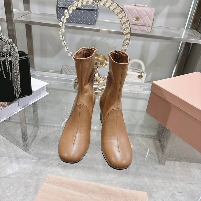 Factory Miu Miu 25Ss new autumn/winter block-heeled boots . A runway style tha