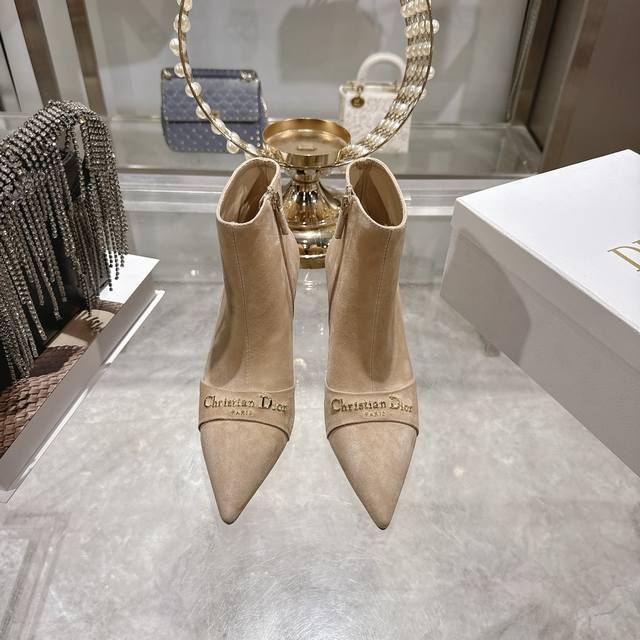 Factory Dior. Dior's new boot collection is now available, comfortable and femi