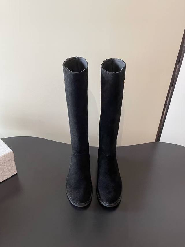 Dior's latest runway straight-leg boots for Fall/Winter 2025 are available. Cel