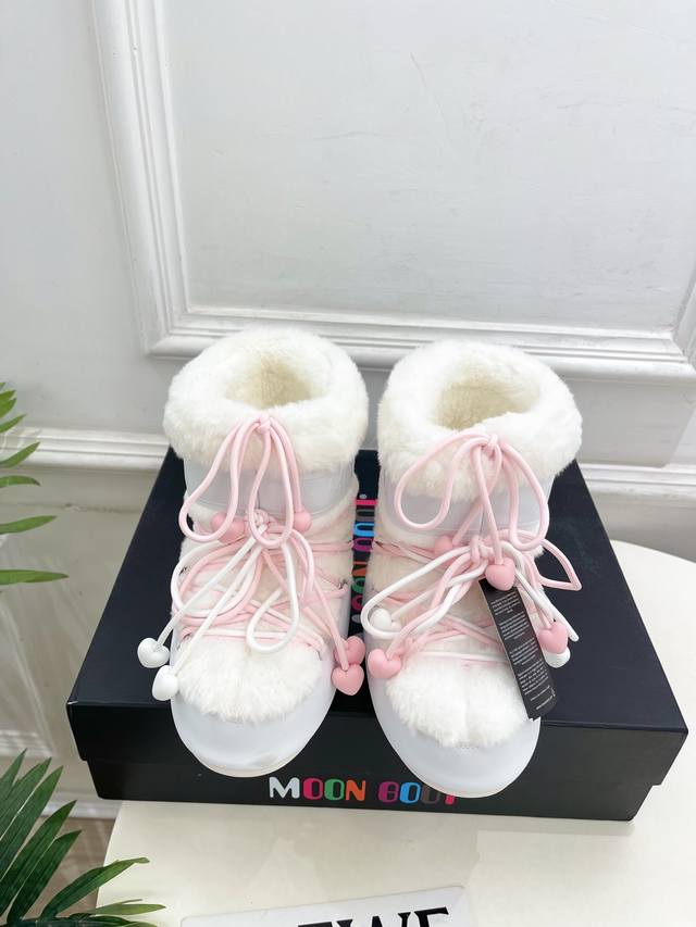 Releases Moon Boot, the 2025 Fall/Winter hit snow boot series. This cute-lookin
