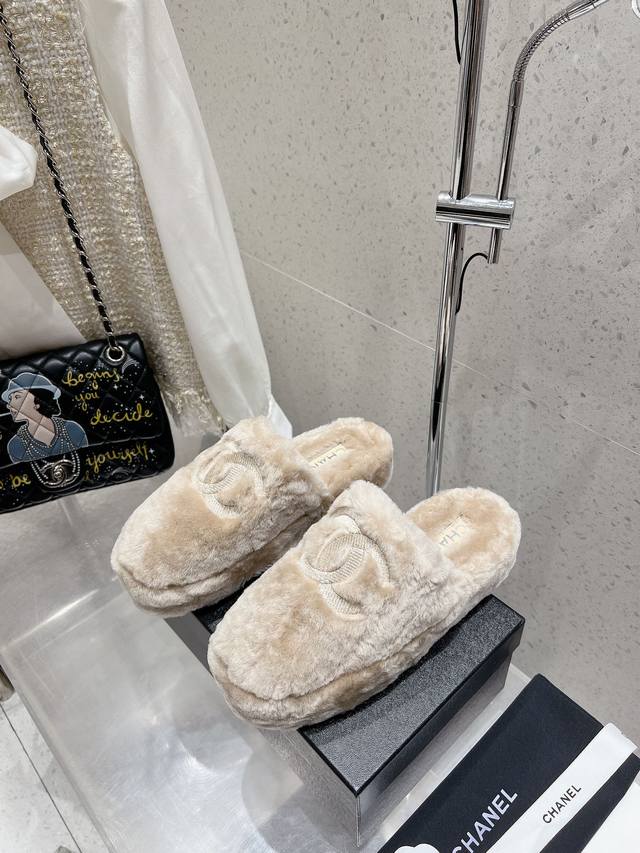 Factory Chanel's new furry slippers! These furry slippers are so cute~ Soft and