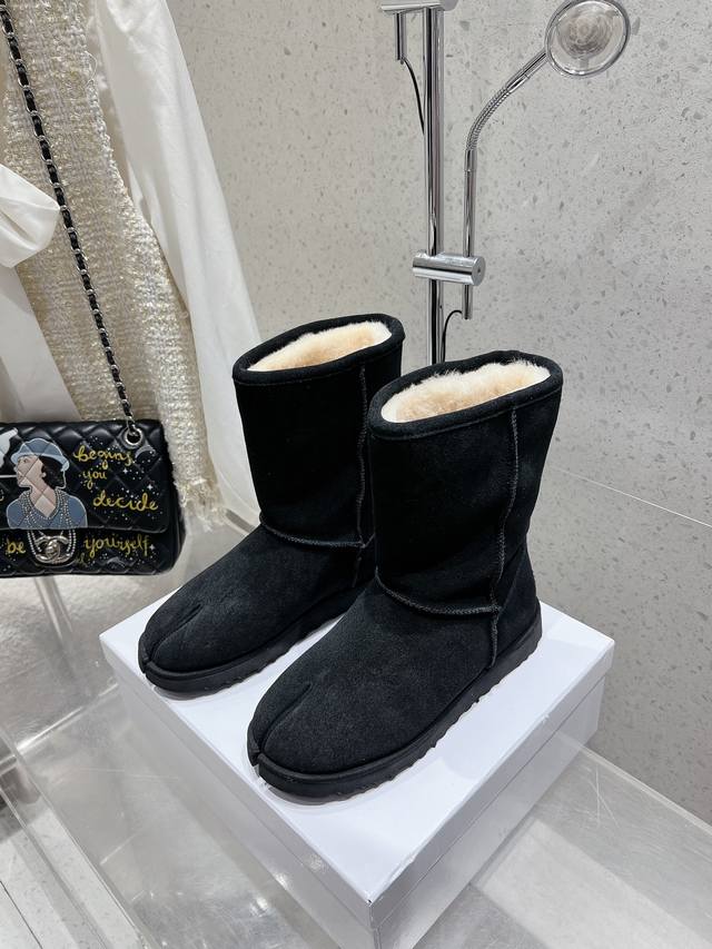 Maisonmargiela's new Mm6 split-toe snow boots are here! A must-have fashion item
