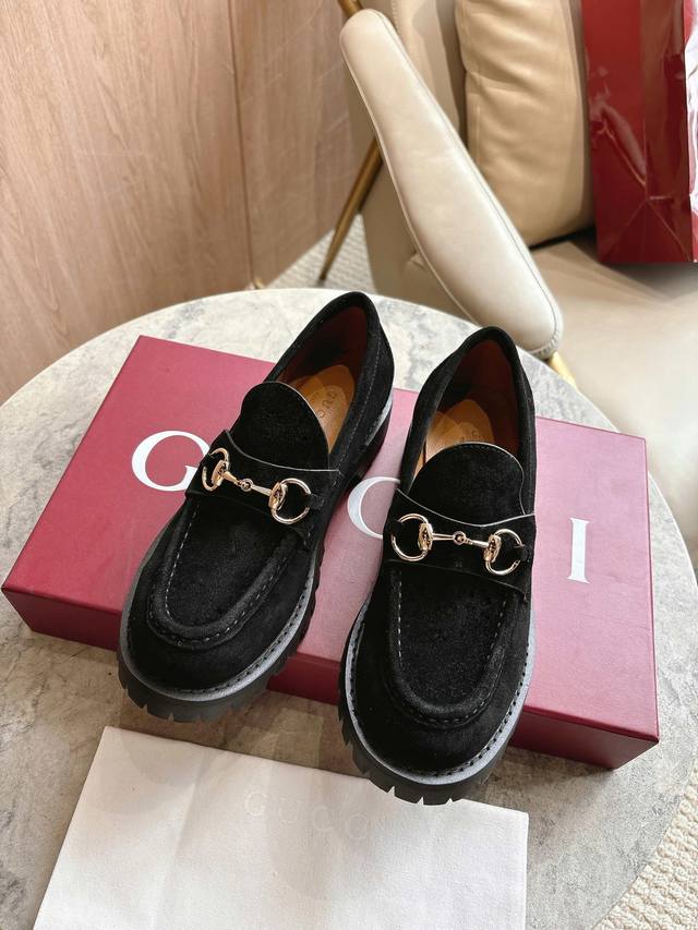 0453-8 Black 35-42 Subtle details add an elegant touch to these loafers. Crafted