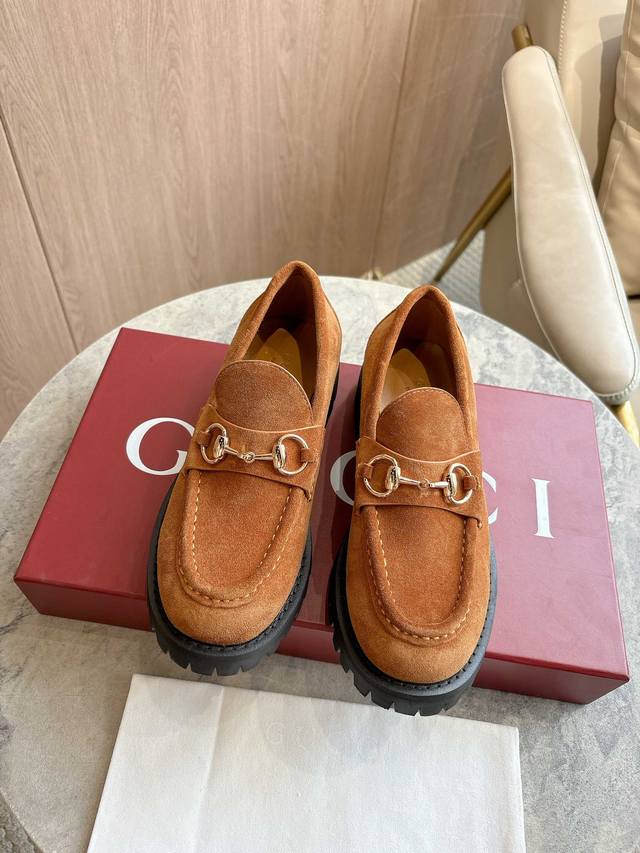 0453-8 Brown 35-42 Subtle details add an elegant touch to these loafers. Crafted