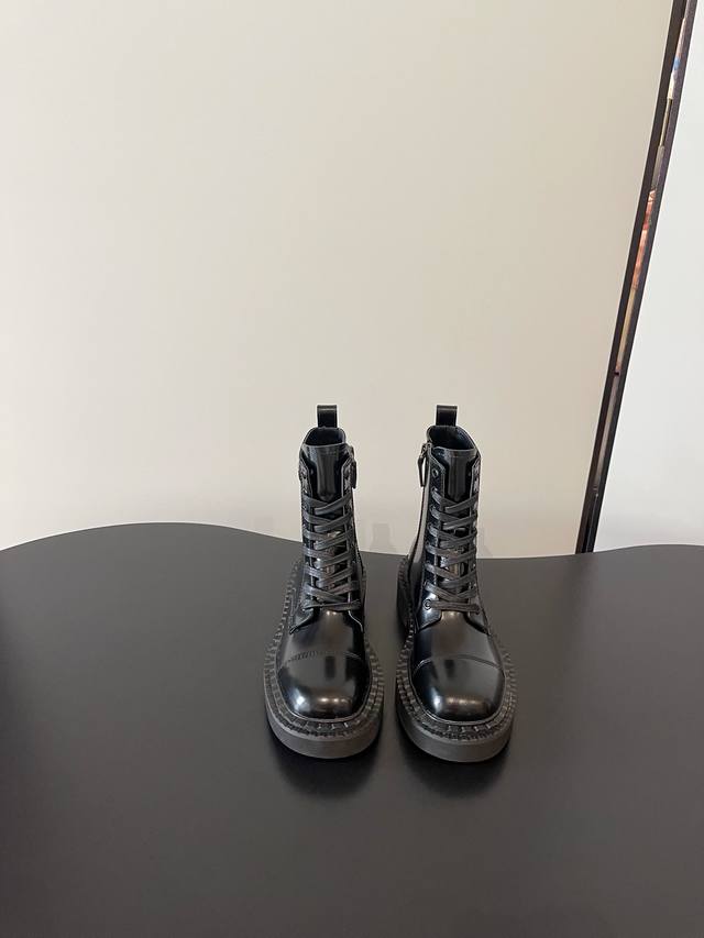 Prada's latest lace-up Martin boots, thick-soled motorcycle boots, are fashiona