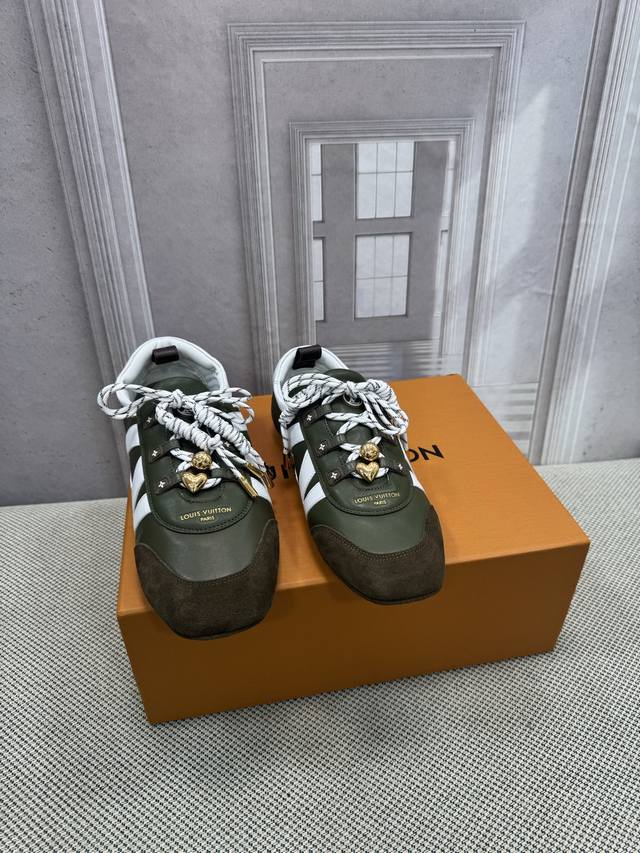 Slv Louis Vuitton Spring/Summer catwalk-style Trall casual sneakers. Originally