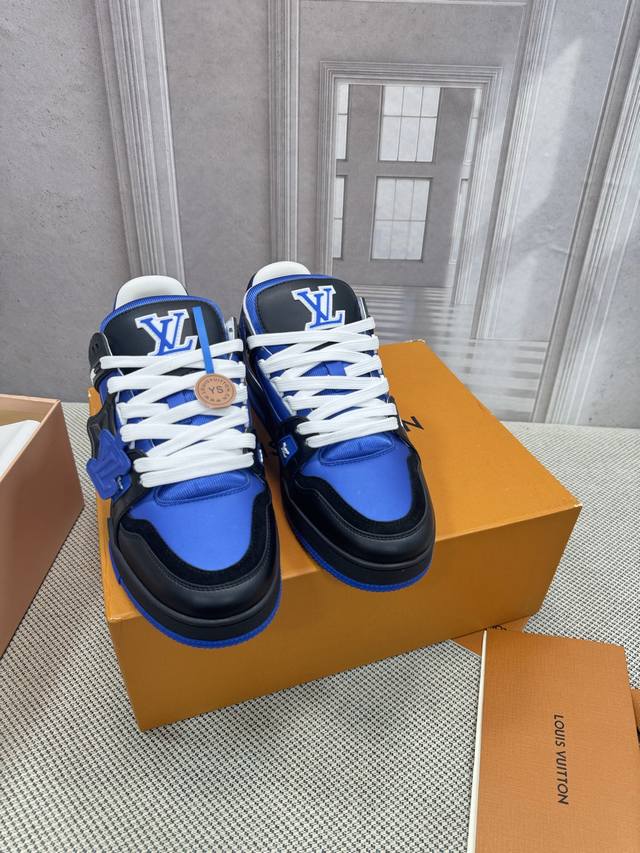 Lv-Trainer Louis Vuitton vs. all market versions, couple's style. New runway bas