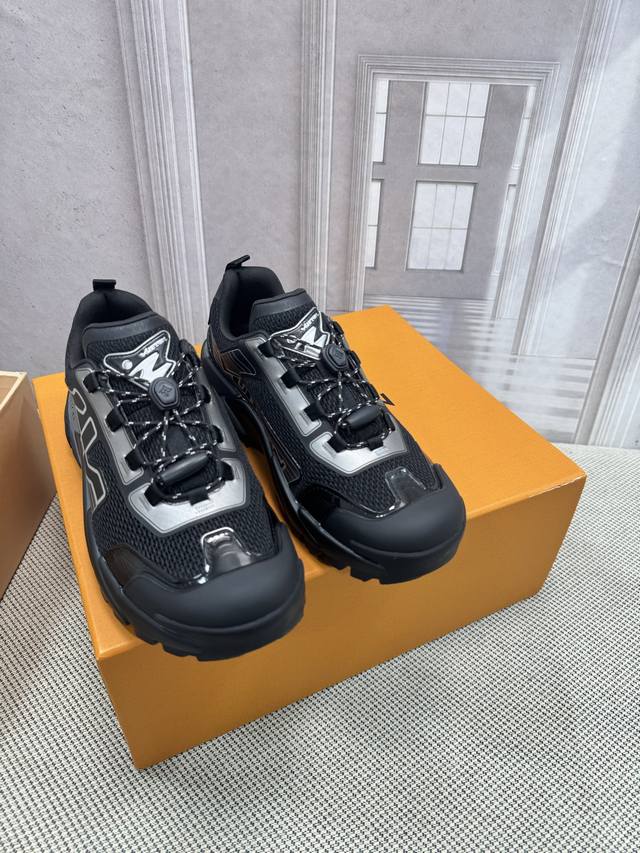 Lv Louis Vuitton's latest Olympia collection, the Silver Horn King casual sneake