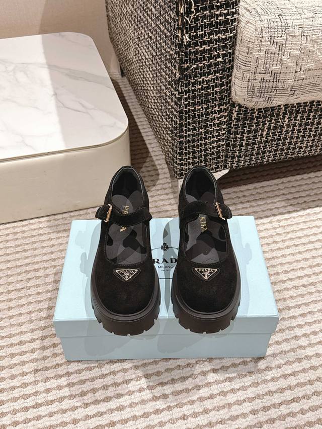 Prada's new 25Ss thick-soled Mary Jane shoes. Retro and stylish, the avant-gard