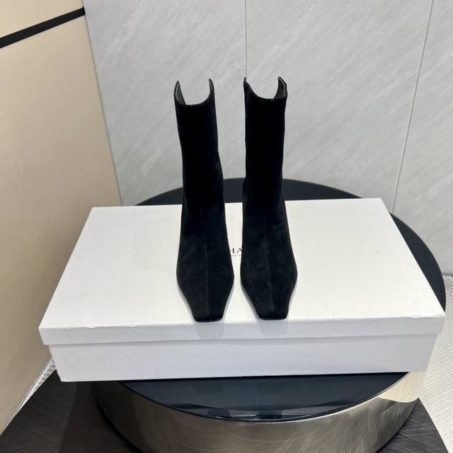 Khaite's niche fashion brand 25Vs' latest hit collection. Square-toed slip-on b