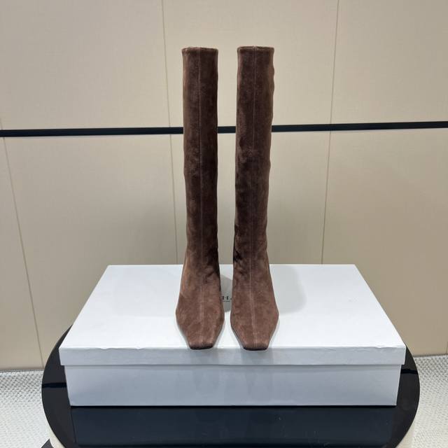 Khaite's niche fashion brand 25Vs' latest hit collection. These square-toed sli