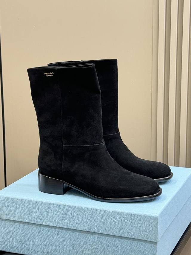 prada Fw25 New Arrival~ Prada's new fall/winter 25 ankle boots. Suede perfectly