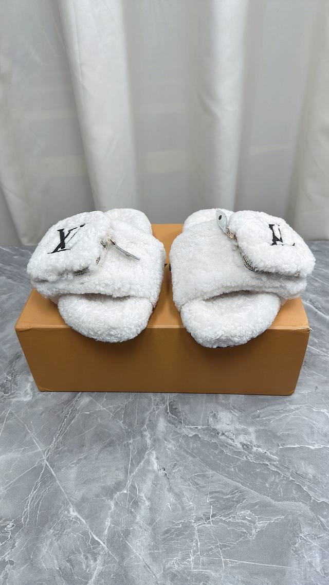 Today's exciting recommendation: Lv wool slippers! It perfectly combines luxurio