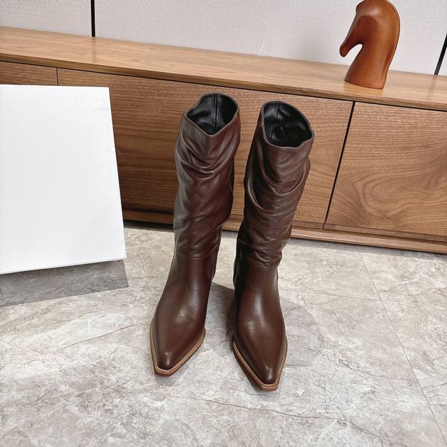 Factory Khaite 2025 autumn and winter new style boots are cool and cool. They m