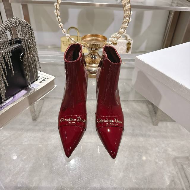 Factory Dior. Dior's new boot collection is now available, comfortable and femi