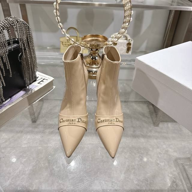 Factory. Dior's new boot collection is now available, comfortable and feminine.