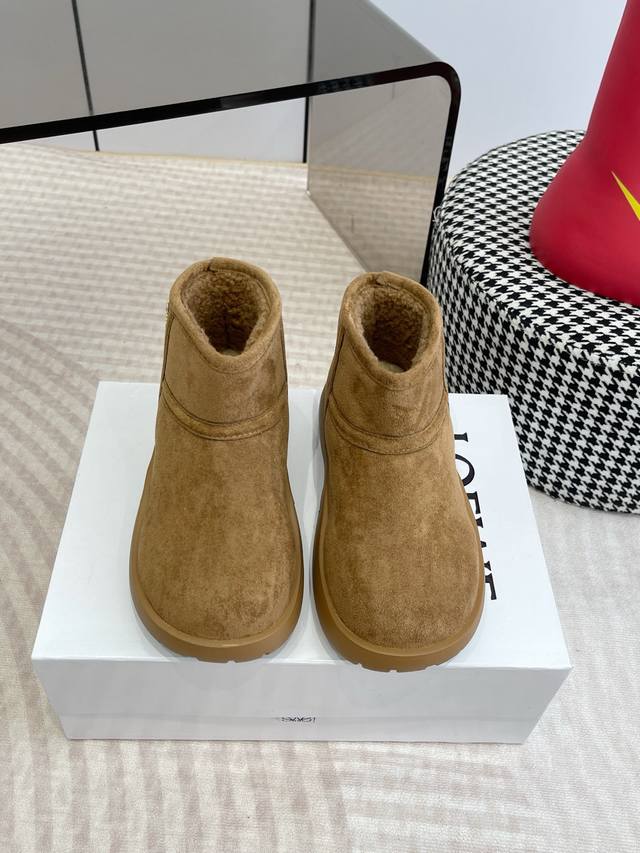 Loewe 25 Autumn/Winter Loewe has its own snow boots! Loewe Fur Boots. I knew it