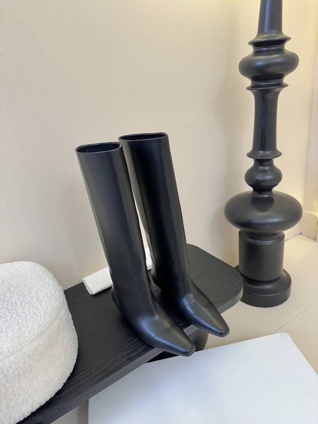 Arket's annual most beautiful Mini wedge-heeled square-toed boots. This over-the