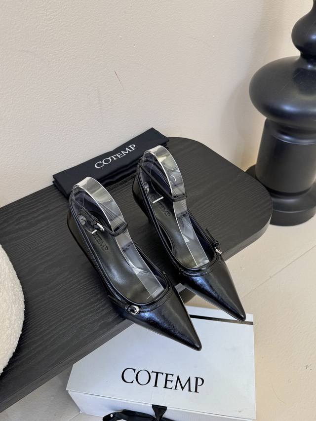 Cotem* Autumn/Winter Collection 25 Ss Empyreus Wristlet Heels With a pointed toe