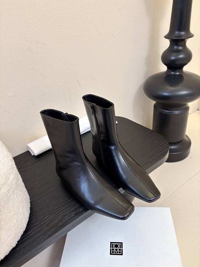 Toteme 25 new autumn and winter small square toe flat heel side zipper short boo