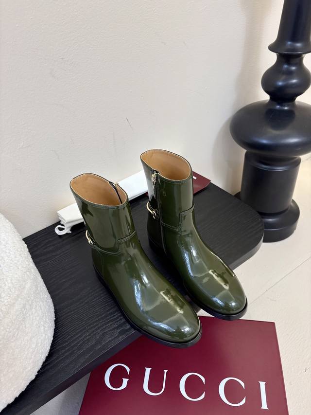 Gucci Classic Horsebit Boots! Runway style! Purchasing-grade cowhide with split-