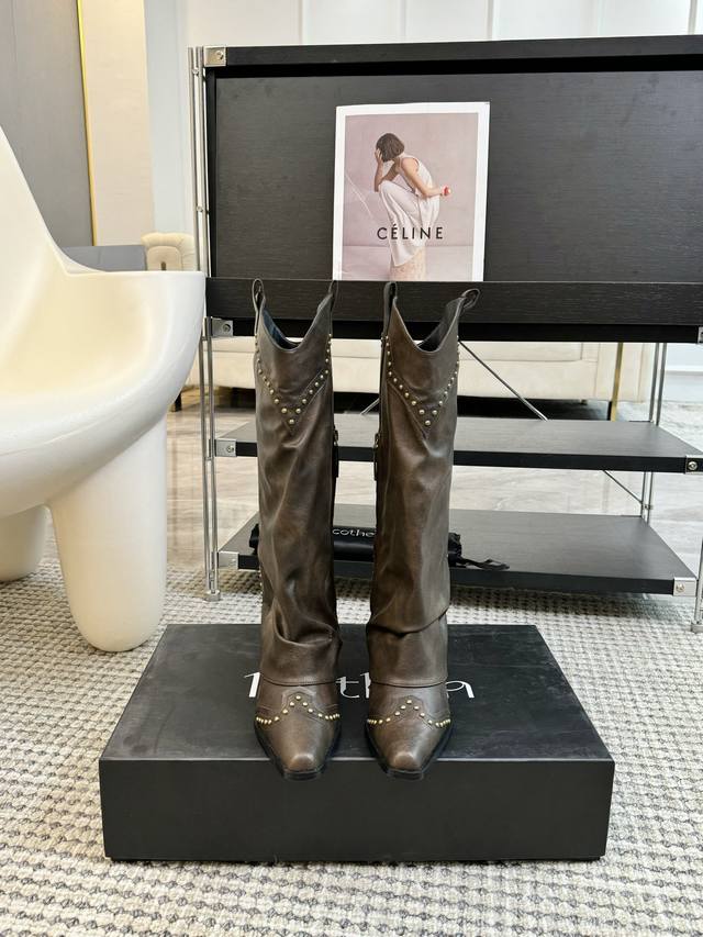 Couhen Aw's annual combat boots, exclusive original quality , are very popular