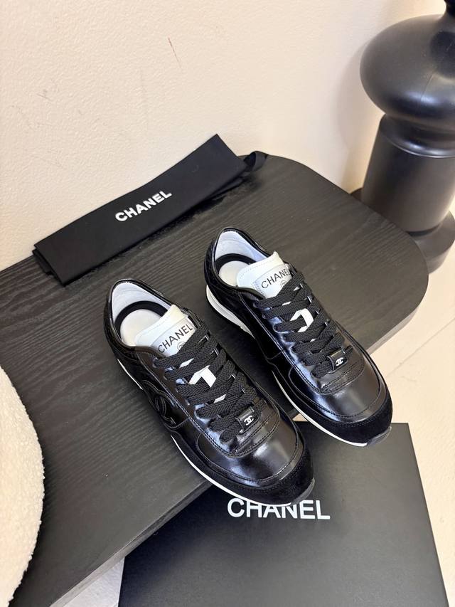 Chanel 2025 new style small Chanel suede round toe panda thick-soled sports shoe