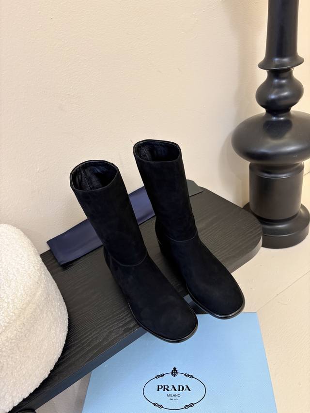 Top-of-the-line version Prada classic triangle logo slip-on boots A winter-inspi