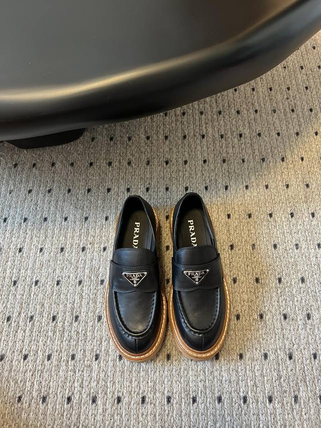 prad* Prada thick-soled, retro cowhide sole, triangle-shaped loafers. . These s