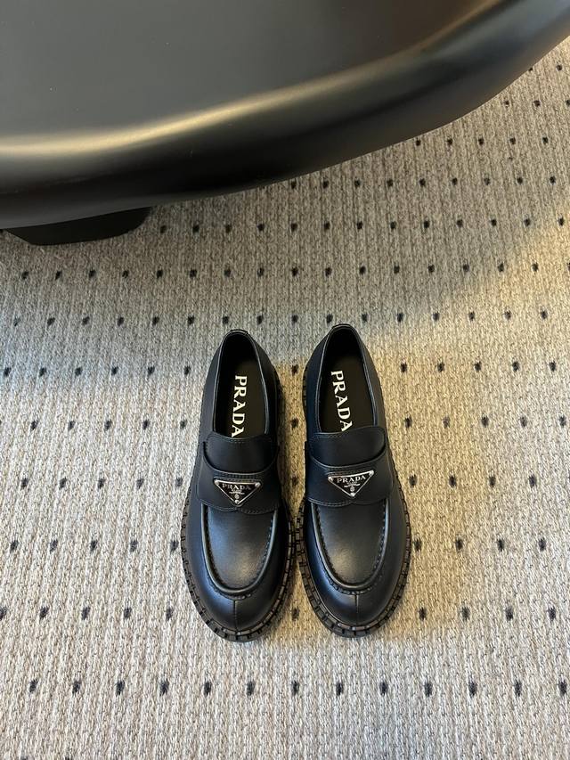 prad* Prada's soft cowhide thick-soled classic triangle-shaped loafers . The ne