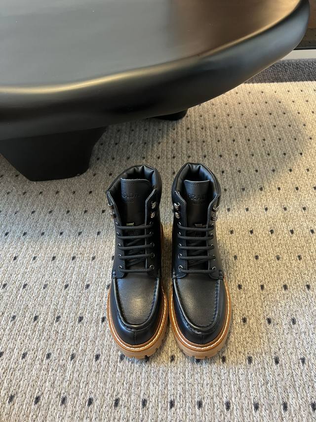 prad* Prada thick-soled retro cowhide Martin boots . Stylish thick-soled casual