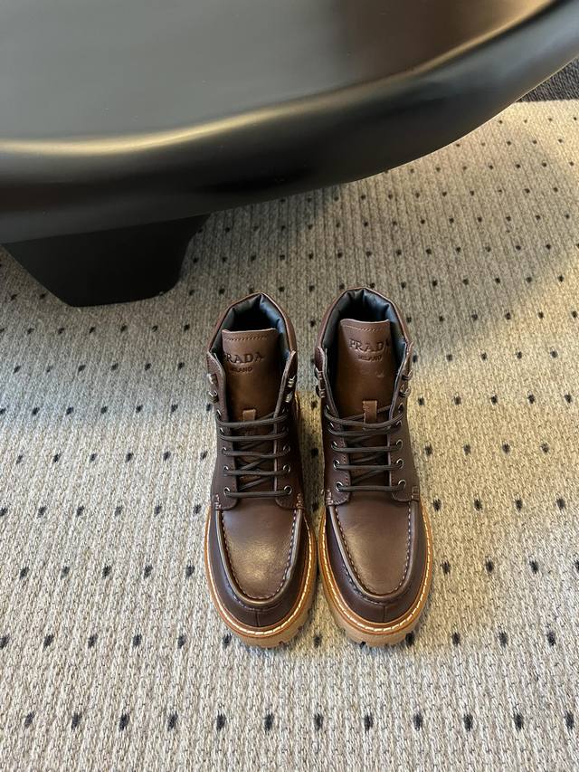 prad* Prada thick-soled retro cowhide Martin boots . Stylish thick-soled casual